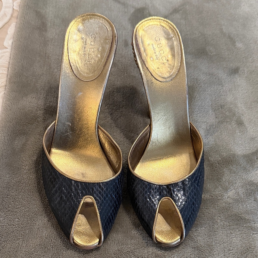 Gucci Women's Black and Gold Peep-Toe Heels